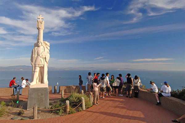 Una estatua con vistas al océano