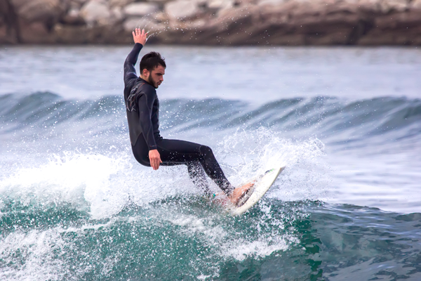 Un surfista tomando una ola